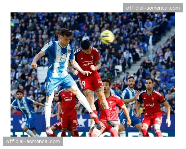 西甲官方指控奥萨苏纳主场球迷向比赛场地投掷杂物行为均未击中场内人员