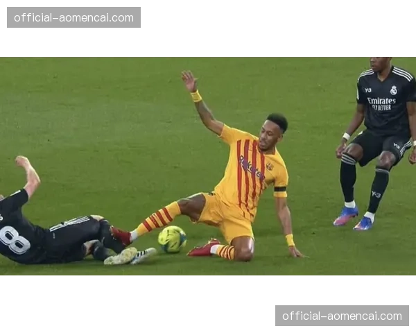 场边花絮：维尼修斯进球后与看台上患病小球迷的暖心互动