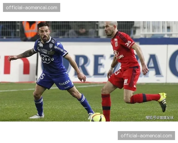 镜头捕捉：斯特拉斯堡对阵克莱蒙，两队球员因高强度逼抢多次出现抽筋现象